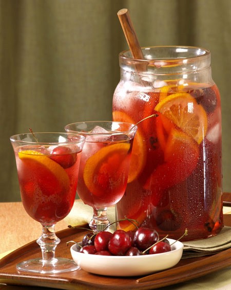 1. Sangria, Tây Ban Nha. Tại Tây Ban Nha có 3 loại cocktail Sangria truyền thống. Dù cách pha chế có biến tấu thế nào thì ly Sangria luôn có những đặc trưng là sánh quện, thơm hương vị của các loại rượu và phảng phất hương thơm mát dịu của các loại hoa quả.